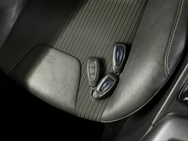 Серый Форд Фокус, объемом двигателя 1.6 л и пробегом 180 тыс. км за 3500 $, фото 5 на Automoto.ua