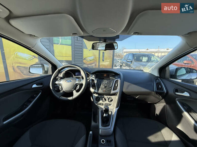 Серый Форд Фокус, объемом двигателя 1.56 л и пробегом 241 тыс. км за 7500 $, фото 4 на Automoto.ua