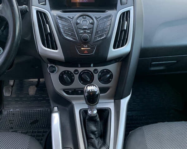 Серый Форд Фокус, объемом двигателя 1.56 л и пробегом 270 тыс. км за 7500 $, фото 7 на Automoto.ua