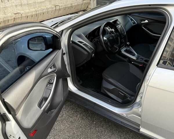 Серый Форд Фокус, объемом двигателя 1.6 л и пробегом 297 тыс. км за 7500 $, фото 5 на Automoto.ua