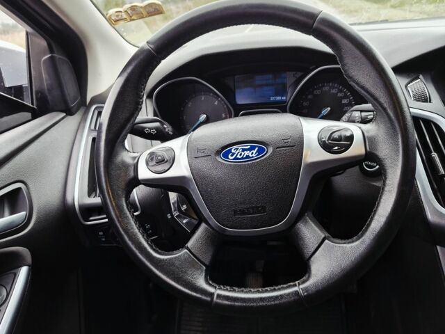 Серый Форд Фокус, объемом двигателя 1.6 л и пробегом 220 тыс. км за 8200 $, фото 3 на Automoto.ua