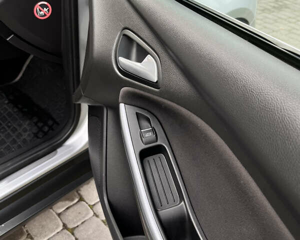 Сірий Форд Фокус, об'ємом двигуна 1.6 л та пробігом 259 тис. км за 8400 $, фото 27 на Automoto.ua