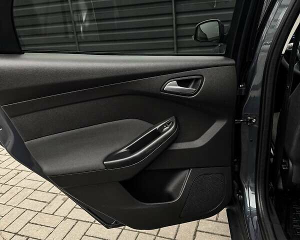 Серый Форд Фокус, объемом двигателя 1.6 л и пробегом 223 тыс. км за 7999 $, фото 45 на Automoto.ua