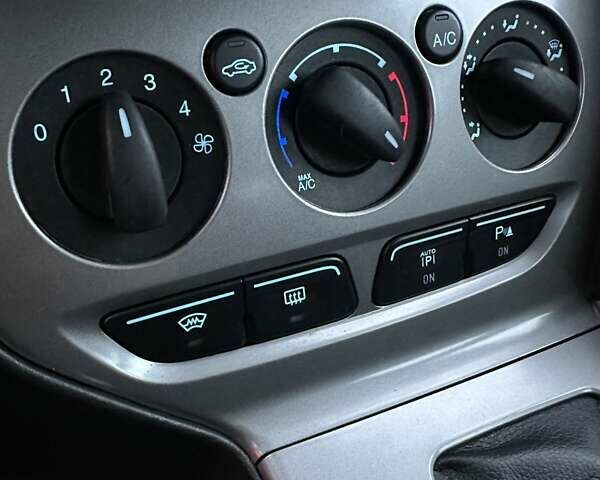 Серый Форд Фокус, объемом двигателя 2 л и пробегом 239 тыс. км за 8200 $, фото 30 на Automoto.ua