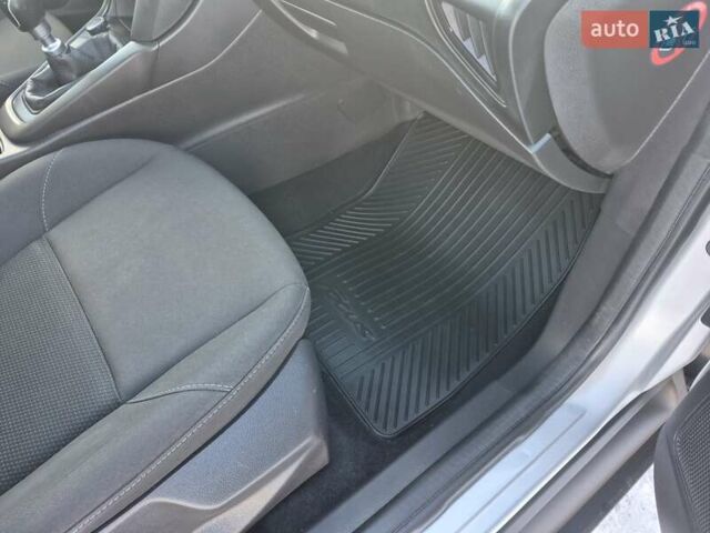 Серый Форд Фокус, объемом двигателя 1.6 л и пробегом 218 тыс. км за 8850 $, фото 26 на Automoto.ua