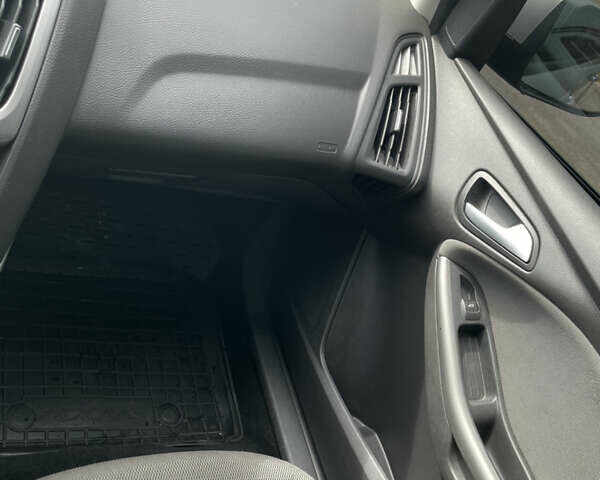 Серый Форд Фокус, объемом двигателя 1.6 л и пробегом 253 тыс. км за 7250 $, фото 7 на Automoto.ua