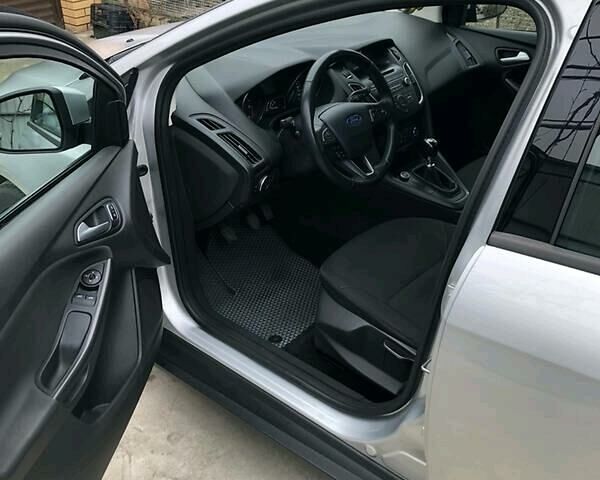 Сірий Форд Фокус, об'ємом двигуна 1.5 л та пробігом 180 тис. км за 8900 $, фото 2 на Automoto.ua
