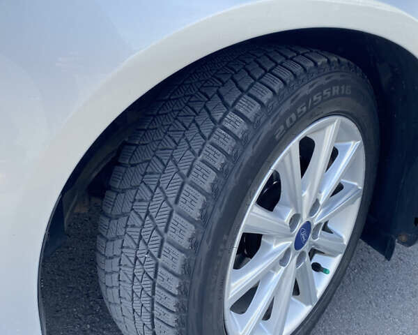 Серый Форд Фокус, объемом двигателя 1.5 л и пробегом 276 тыс. км за 8800 $, фото 3 на Automoto.ua