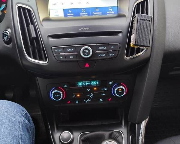 Серый Форд Фокус, объемом двигателя 1.5 л и пробегом 235 тыс. км за 9400 $, фото 3 на Automoto.ua