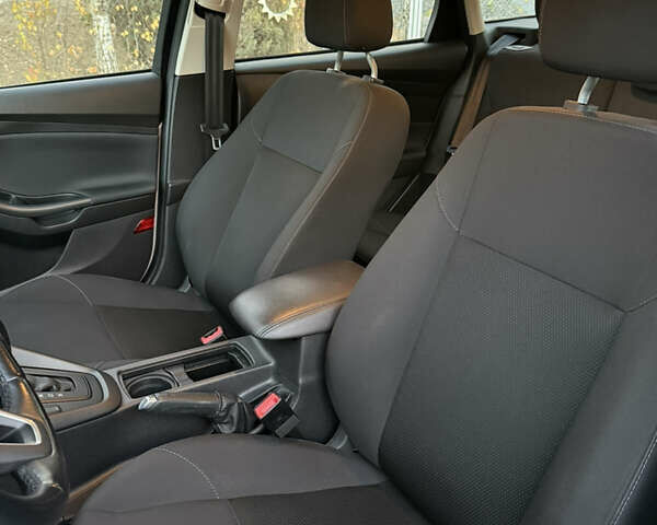 Сірий Форд Фокус, об'ємом двигуна 1.5 л та пробігом 193 тис. км за 10600 $, фото 19 на Automoto.ua