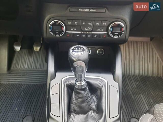 Серый Форд Фокус, объемом двигателя 1.5 л и пробегом 176 тыс. км за 13499 $, фото 16 на Automoto.ua