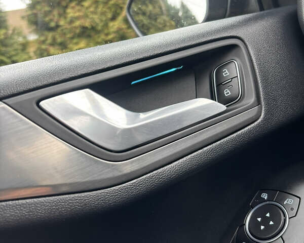 Сірий Форд Фокус, об'ємом двигуна 1 л та пробігом 190 тис. км за 9000 $, фото 23 на Automoto.ua