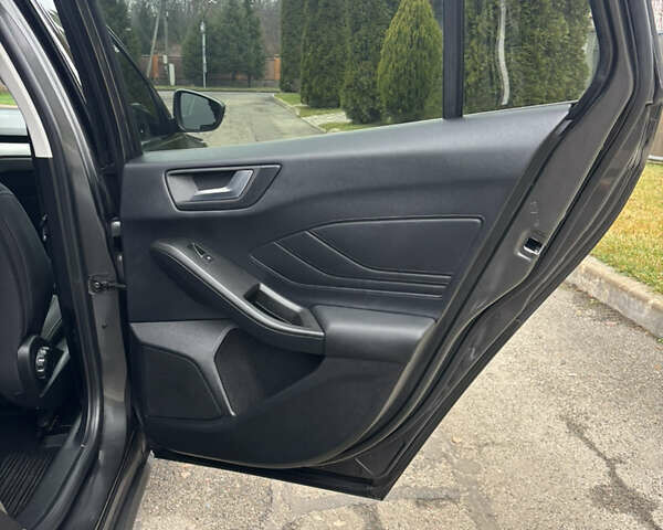 Сірий Форд Фокус, об'ємом двигуна 1 л та пробігом 190 тис. км за 9000 $, фото 34 на Automoto.ua