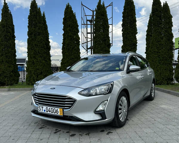 Серый Форд Фокус, объемом двигателя 1.5 л и пробегом 170 тыс. км за 12800 $, фото 2 на Automoto.ua