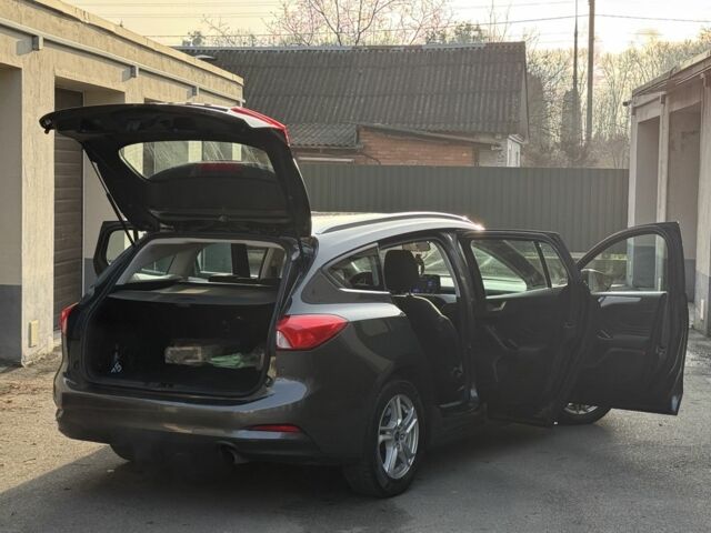 Серый Форд Фокус, объемом двигателя 1.5 л и пробегом 110 тыс. км за 14300 $, фото 5 на Automoto.ua