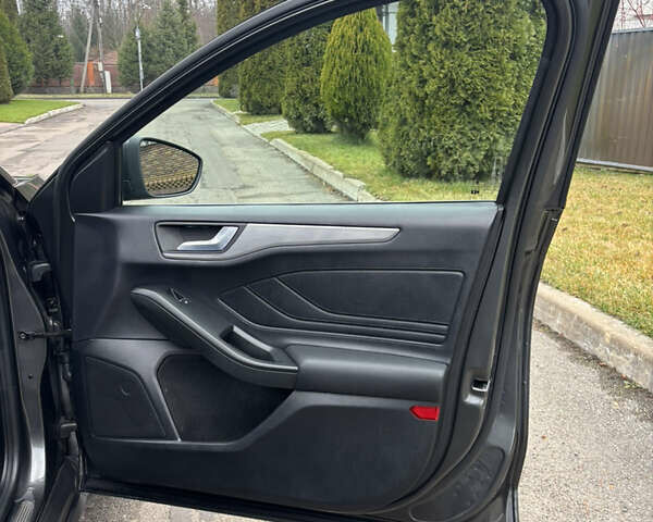 Сірий Форд Фокус, об'ємом двигуна 1 л та пробігом 190 тис. км за 9000 $, фото 35 на Automoto.ua