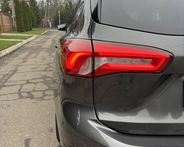 Сірий Форд Фокус, об'ємом двигуна 1 л та пробігом 190 тис. км за 9000 $, фото 5 на Automoto.ua