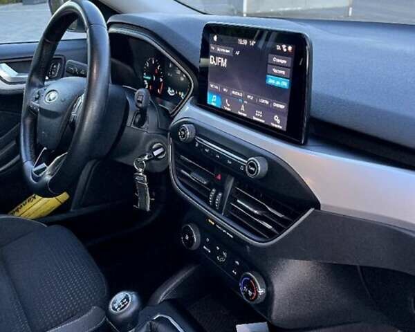 Серый Форд Фокус, объемом двигателя 1.5 л и пробегом 190 тыс. км за 13200 $, фото 2 на Automoto.ua