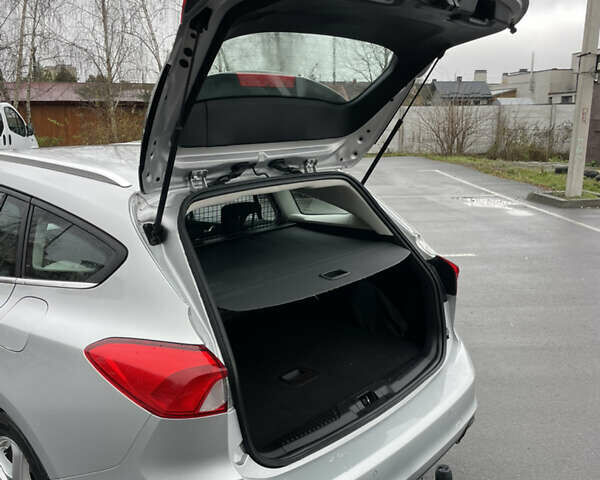 Серый Форд Фокус, объемом двигателя 1.5 л и пробегом 201 тыс. км за 13500 $, фото 17 на Automoto.ua