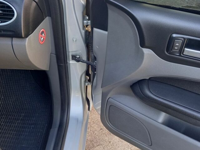 Форд Фокус 2008 у Белой Церкве на Automoto.ua Сірий Форд Фокус, об'ємом двигуна 1.6 л та пробігом 250 тис. км за 4700 $, фото 9 на Automoto.ua