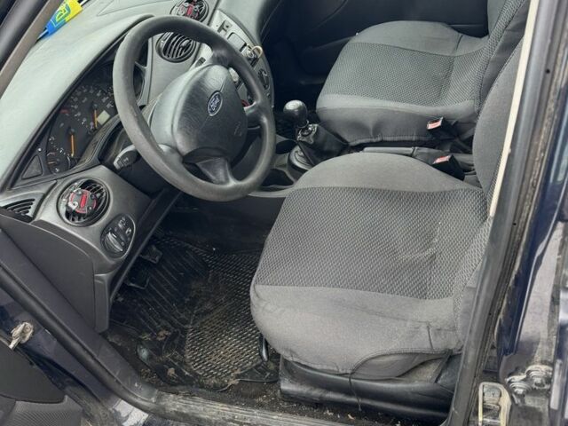 Синий Форд Фокус, объемом двигателя 1.8 л и пробегом 215 тыс. км за 1400 $, фото 4 на Automoto.ua