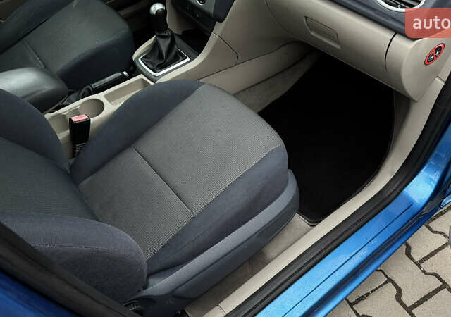 Синій Форд Фокус, об'ємом двигуна 1.6 л та пробігом 220 тис. км за 4500 $, фото 32 на Automoto.ua