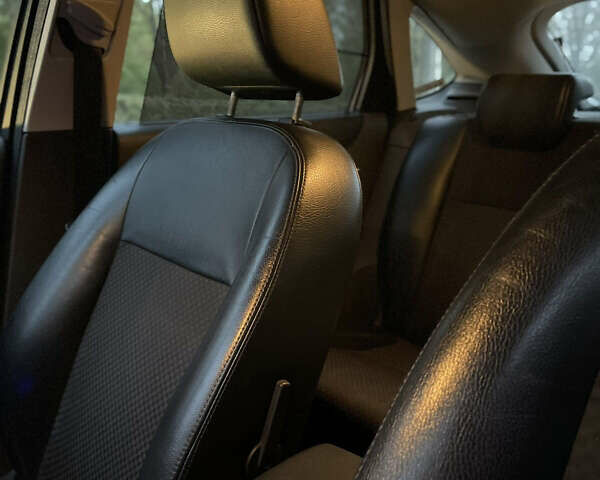 Синій Форд Фокус, об'ємом двигуна 2 л та пробігом 305 тис. км за 4000 $, фото 4 на Automoto.ua