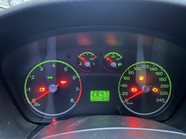 Синий Форд Фокус, объемом двигателя 1.4 л и пробегом 302 тыс. км за 4250 $, фото 6 на Automoto.ua