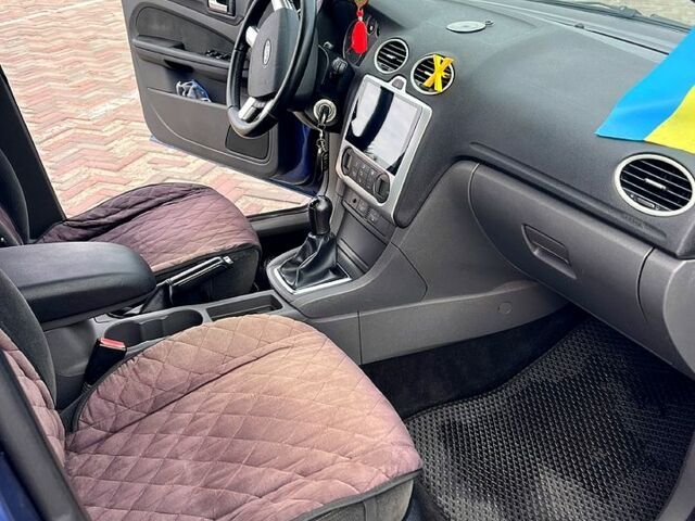 Синий Форд Фокус, объемом двигателя 1.8 л и пробегом 240 тыс. км за 5500 $, фото 1 на Automoto.ua