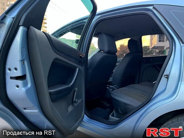 Синий Форд Фокус, объемом двигателя 1.4 л и пробегом 186 тыс. км за 3950 $, фото 10 на Automoto.ua