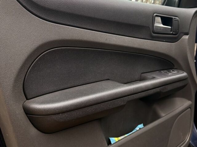 Синий Форд Фокус, объемом двигателя 1.6 л и пробегом 250 тыс. км за 3700 $, фото 5 на Automoto.ua