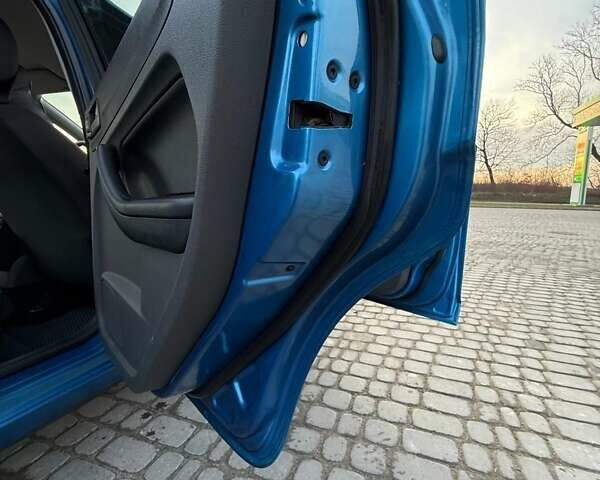 Синій Форд Фокус, об'ємом двигуна 1.6 л та пробігом 207 тис. км за 4500 $, фото 4 на Automoto.ua