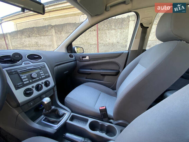 Синій Форд Фокус, об'ємом двигуна 1.6 л та пробігом 298 тис. км за 4300 $, фото 26 на Automoto.ua