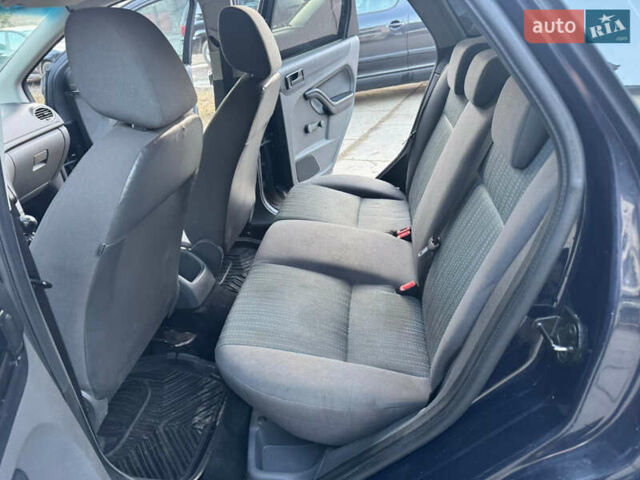 Синий Форд Фокус, объемом двигателя 1.56 л и пробегом 334 тыс. км за 4500 $, фото 9 на Automoto.ua