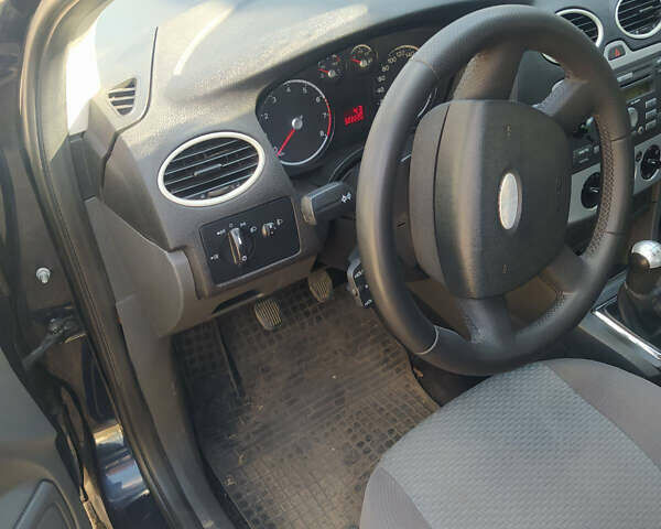 Синий Форд Фокус, объемом двигателя 1.39 л и пробегом 323 тыс. км за 4200 $, фото 5 на Automoto.ua