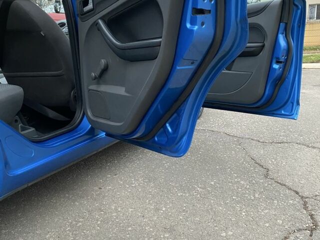 Синий Форд Фокус, объемом двигателя 1.4 л и пробегом 165 тыс. км за 2100 $, фото 8 на Automoto.ua