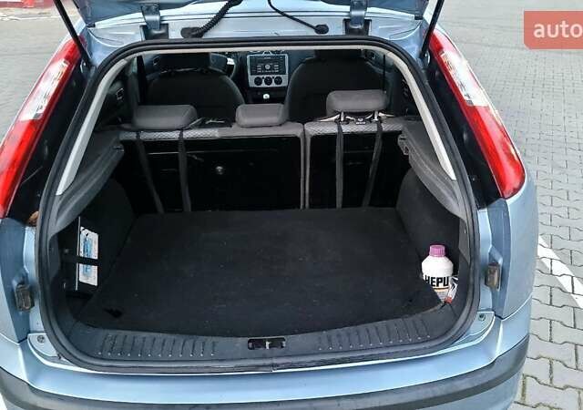 Синій Форд Фокус, об'ємом двигуна 1.6 л та пробігом 372 тис. км за 4000 $, фото 6 на Automoto.ua