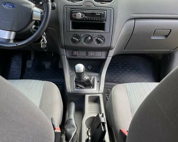 Синий Форд Фокус, объемом двигателя 1.6 л и пробегом 202 тыс. км за 4750 $, фото 2 на Automoto.ua