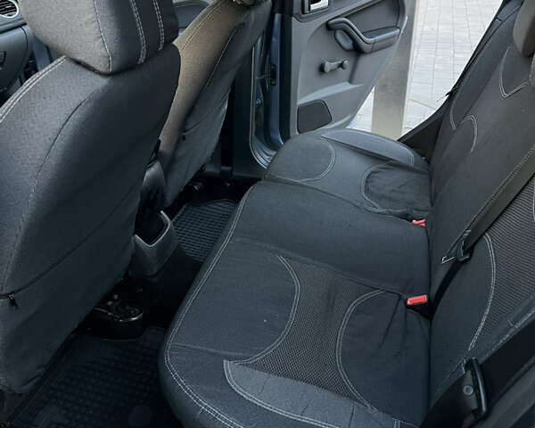 Синий Форд Фокус, объемом двигателя 1.6 л и пробегом 240 тыс. км за 4400 $, фото 7 на Automoto.ua