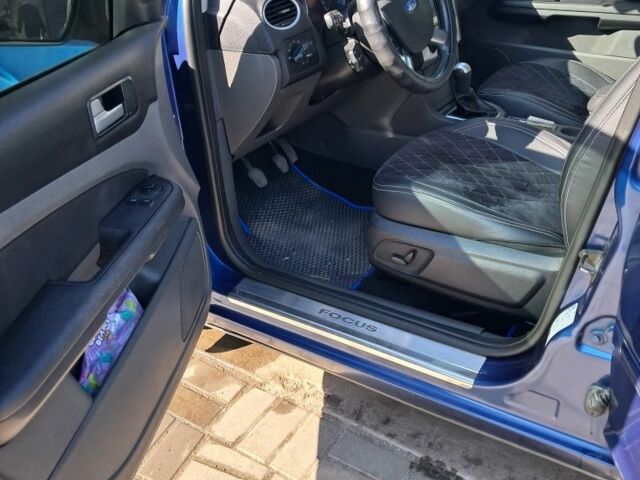 Синий Форд Фокус, объемом двигателя 1.8 л и пробегом 235 тыс. км за 3650 $, фото 2 на Automoto.ua