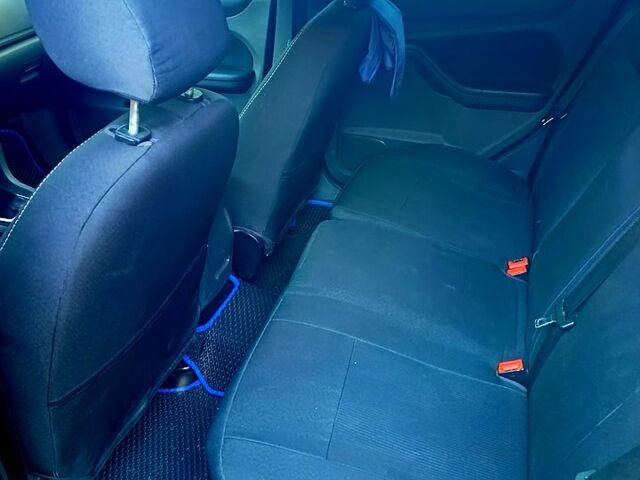 Синий Форд Фокус, объемом двигателя 1.6 л и пробегом 350 тыс. км за 5500 $, фото 5 на Automoto.ua