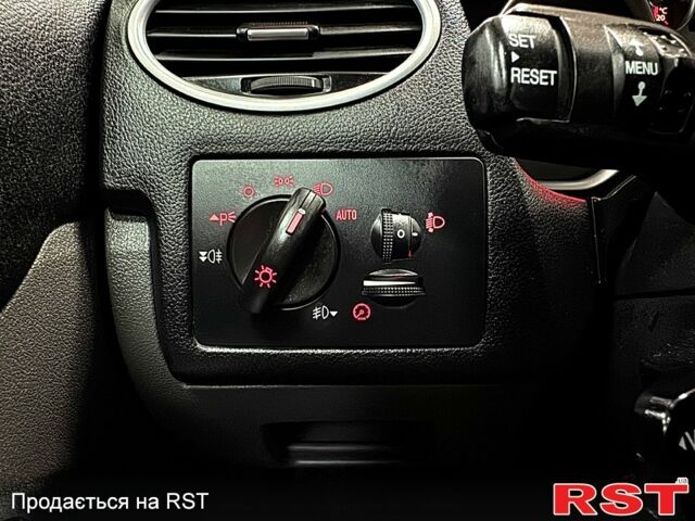 Синий Форд Фокус, объемом двигателя 1.6 л и пробегом 171 тыс. км за 6300 $, фото 9 на Automoto.ua