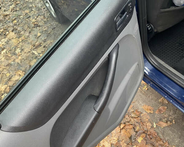 Синий Форд Фокус, объемом двигателя 2 л и пробегом 265 тыс. км за 6000 $, фото 6 на Automoto.ua