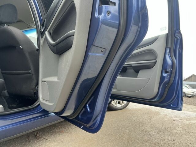 Синий Форд Фокус, объемом двигателя 1.8 л и пробегом 165 тыс. км за 4450 $, фото 5 на Automoto.ua