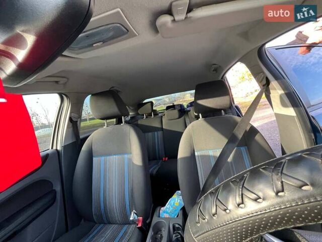 Синий Форд Фокус, объемом двигателя 1.6 л и пробегом 273 тыс. км за 5250 $, фото 2 на Automoto.ua