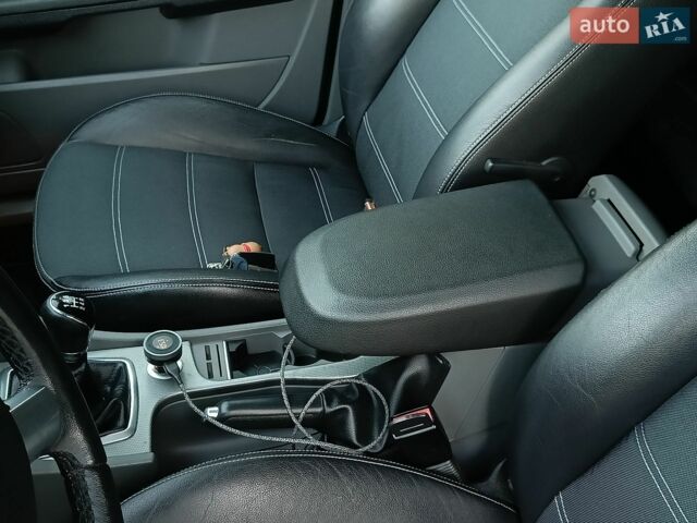 Синий Форд Фокус, объемом двигателя 1.6 л и пробегом 160 тыс. км за 4950 $, фото 21 на Automoto.ua