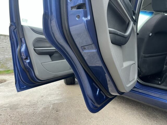 Синий Форд Фокус, объемом двигателя 1.8 л и пробегом 165 тыс. км за 4450 $, фото 3 на Automoto.ua