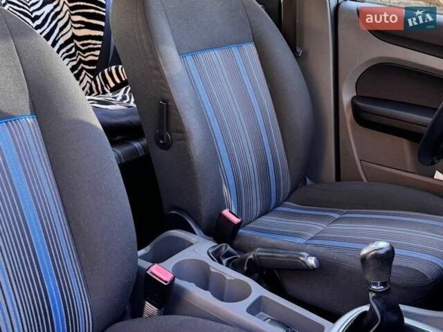 Синий Форд Фокус, объемом двигателя 1.6 л и пробегом 205 тыс. км за 4999 $, фото 15 на Automoto.ua