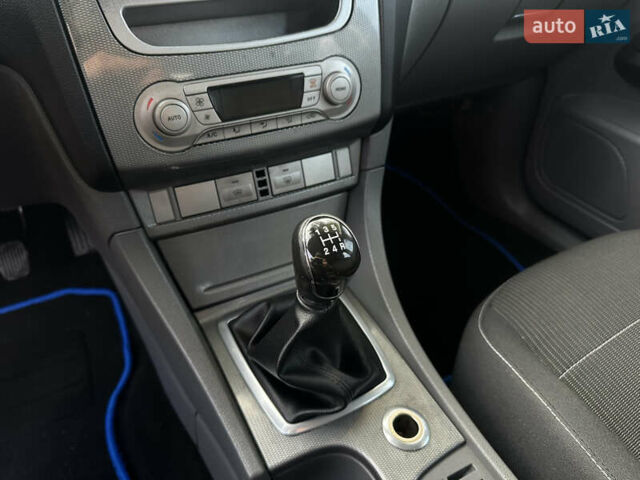 Синий Форд Фокус, объемом двигателя 1.8 л и пробегом 228 тыс. км за 6000 $, фото 32 на Automoto.ua