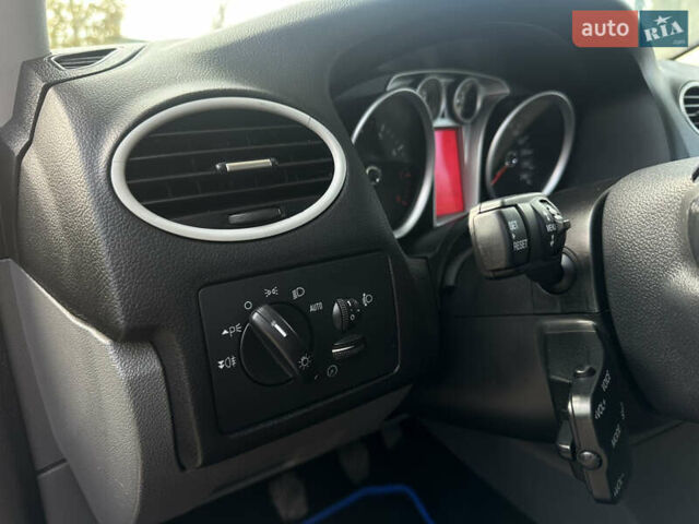 Синий Форд Фокус, объемом двигателя 1.8 л и пробегом 228 тыс. км за 6000 $, фото 26 на Automoto.ua